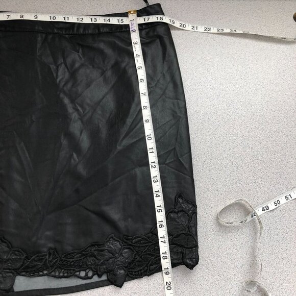 Forever 21 Black Faux Leather Floral Embroidered Hem Skirt Women Plus Size 14 - Picture 8 of 9